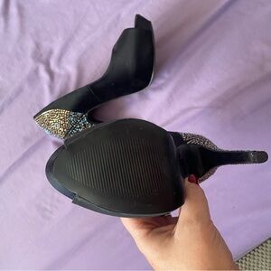 Black bedazzled pumps